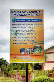Tentukan negeri yang anda ingin pilih, termasuk subjek pembelajaran menerusi bar sisi. Billboard Kolej Vokasional Muadzam Shah