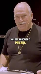 Moshe and Elijah, 2 pillars.