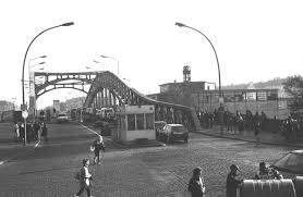 Er zeigt die letzten stunden vor der öffnung der berliner mauer am 9. Berliner Mauer Fotos Gust Bornholmer Strasse F 022643 Stiftung Berliner Mauer