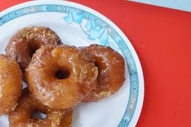 Kuih keria adalah sejenis kuih berbentuk donut yang diperbuat daripada ubi keledek dan biasanya disalut dengan gula melaka.ia disukai ramai termasuk. Kuih Keria In Melaka Haji Jalil Kuih Keria Antarabangsa Kuih Keria Antarabangsaw Hjh Rahman Rebecca Saw