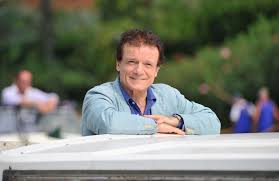 Tutti gli accordi sono 100% corretti, garantiti dai maestri musicisti di accordi e spartiti. Massimo Ranieri Arriva Erba Di Casa Mia Tra Nostalgia E Amore