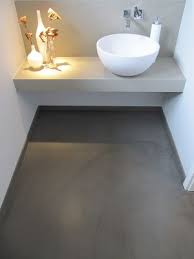Betonfussboden Wenn Fussbodenheizungstauglich Steht Die Entscheidung Fur Kuche Und Bad Betonfussboden Betonboden Badezimmer Grau