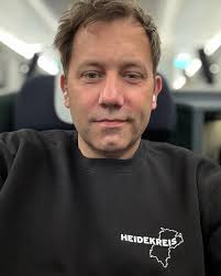 Weil hier wieder viele neue Followerinnen und Follower dazugekommen sind:  Moin, ich bin Lars. Parteivorsitzender der @spdde und  Bundestagsabgeordneter für meine Heimat, den Heidekreis und den Kreis  Rotenburg. Neben der Politik gilt