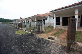 Beliau berkata ia boleh dilihat apabila projek bermula pada 2013 yang mensasarkan pembinaan 20,000 unit, tidak sampai 3,000 rumah siap sepenuhnya. Harapan Peneroka Felda Besout