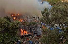 Κινητοποιήθηκαν επίγειες και εναέριες δυνάμεις. Samos Fwtia Sto Kentro Prosfygwn Metanastwn