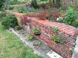 Schones Garten Gestaltung Deko Ziegel Mauer Trockenmauer Aus Den Alten Ziegeln Nach Einem Jahr Aus Unserem Jhollowell Beautiful Gardens Garden Design Garden