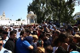 Η παναγία εθεωρείτο επί βυζαντίου (ρωμανίας) ως η προστάτις της κωνσταντινουπόλεως και μάλιστα ως παναγία η οδηγήτρια. Thnos Twra Pistoi Apo Olon Ton Kosmo Proskynoyn Thn Megaloxarh Sygklonistikes Stigmes Or8odo3ia News Agency