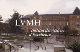Lvmh è un nome breve per louis vuitton moët hennessy group, il distributore il livello superiore del logo, in grigio, comprendeva la scritta lvmh in un carattere serif tradizionale. Logo Lvmh Lvmh