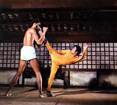 Although this makes him appear small, he was about average height when compared to people of the same ethnic (chinese) background and age. Could Bruce Lee Perform The Splits Quora