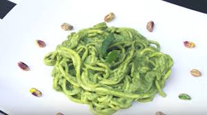 Unite il pesto di pinoli, aglio e scorza di limone in una ciotola, aggiungete il parmigiano, il prezzemolo tritato, aggiustate di sale e coprite con olio extravergine di oliva. Linguine Al Pesto Di Pistacchi E Prezzemolo Ricetta Facile