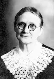 The other day I posted a picture of Thomas and Margaret (Collier) Tynes.  Here are two of their daughter, my great grandmother. For all practical  purposes she raised my father from age