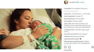 Syukur alhamdulillah, isteri saya telah selamat. Peminat Puji Nora Danish Lepas Bersalin Tetap Cantik Senyum Memanjang Pa Ma