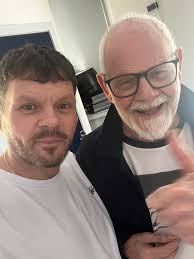 Cosmo Club Dundee welcomes the youngster back😂 seen here with Alan Watson  and the team shuggy and of course my dear friend Keith Money. Next guest  spot saints club Perth 3rd may....