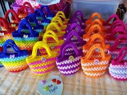 Tapi kan, mood saya nak buat sendiri tu ada, maka terhasilnya alas meja makan buatan sendiri dengan menjahit guna jahitan tangan sahaja. Kerja Seni Yang Tak Lapuk Dek Hujan