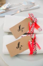 Ronds De Serviette En Rubans Liberty Et Etiquettes Kraft Avec Noms Calligraphies Par Www Mariagedanslair Co Table Mariage Mariage En Provence Rond De Serviette