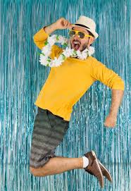 Visita lo shop online ovs e scopri l'ampia selezione di abiti e completi da uomo 2021: Uomo In Vestiti Hawaiani Che Tengono Un Cocktail Immagine Stock Immagine Di Refreshment Stretta 40077245