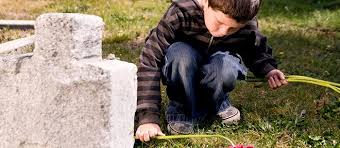 On passe une moitié de sa vie à attendre ceux qu'on aimera et l'autre moitié à quitter ceux qu'on aime. L Enfant Et La Mort D Un Etre Cher