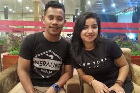 Official music video dari ona hetharua 'ambon panggel pulang'.voc. Ketika Sang Penyanyi Jumpa Sahabat Yang Pernah Jadi Model Video Clipnya Di Kota Rusa Pasific Pos Com