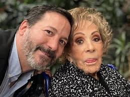 Silvia Pinal “está en proceso de partir”, afirma su hijo