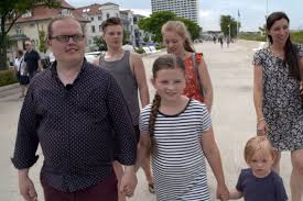 „unsere geliebte schwester barby ist nach kurzer krankheit vor wenigen tagen von uns gegangen. bei facebook verkündete die „kelly family die traurige nachricht. Ein Sommer Mit Der Kelly Family Angelo Kellys Mutter Starb Fur Ihn Gala De