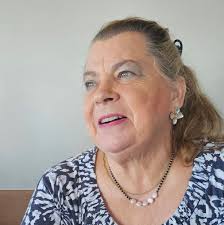 ⏰ Ok ladies, one hour warning! I need you to have a pen and a piece of  paper 📝 ready for the jewelry drawing! I will explain in the live at 7:30