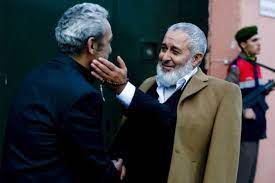 Ali sürmeli 1985 yılında mimar sinan üniversitesinin tiyatro bölümünden mezun olmuştur. Usta Oyuncu Ali Surmeli Ayrildigi Diziye Benzer Rolle Rakip Oldu Son Dakika Magazin