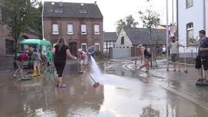 Überörtlich mehr als 140 km/h schweres gewitter es genügt, wenn eine der begleitenden. Uberflutete Strassen Aquaplaning Unfalle Unwetter Ziehen Ubers Land The Weather Channel Artikel Von The Weather Channel Weather Com