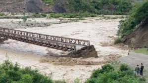 Las intensas lluvias provocaron la. Las Aguas Del Bermejo Pueden Llevarse El Puente Bailey De Los Toldos Provinciales Nuevo Diario De Salta Argentina