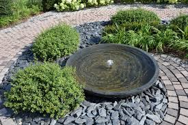 Ein wasserspiel im garten ist nicht nur ein blickfang, sondern das plätschernde wasser wirkt sehr entspannend und beruhigend und lenkt vom alltagsstress und vom straßenlärm ab. Teiche Brunnen Und Wasserspiele Assing Garten Landschaftsbau Gronau