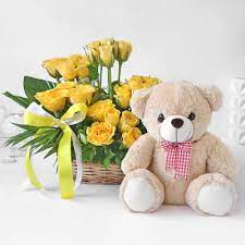 This bright yellow flower bouquet is lively and radiant making it the perfect gift to say thank you, happy birthday or just as a friendly gesture for a loved one. Order Sunshine Yellow Roses In Basket With Teddy Online At Best Price Free Delivery Igp Flowers