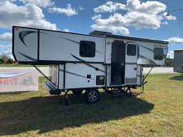 At this point you might be wondering if they managed to squeeze a bathroom in, the good news is they did. 2518 Series Trailmanor