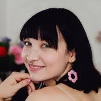 Julia Halper's Instagram, Twitter & Facebook