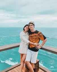 Nah yang terakhir nih gengs. Gaya Foto Romantis Bersama Pacar Gaya Selfie Kekinian