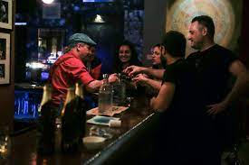 Συγκεκριμένα, η πανελλήνια ομοσπονδία θεάματος ακροάματος (ποθα) έστειλε εξώδικο για τις δηλώσεις του υφυπουργού πολιτικής προστασίας σχετικά με την μουσική στην εστίαση. Estiash Epistrefei H Moysikh Pi8anws Th Deytera Airontai Kai Oi Teleytaies Apagoreyseis In Gr