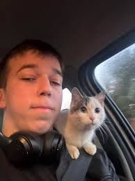 Dzień dobry 1.12.2024 w Kobylnicy (Biedronka) była znaleziona debetowa  karta na imię Tomasz Kawalec Santander Bank zostaw komentarz priv a się  odezwę