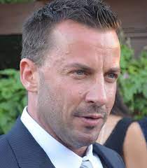 Dabei hilft ihm die verschuldete und gelangweilte. Craig Parker Wikipedia
