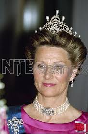 Budsjettsprekk på dronningbesøket i vefsn: Helsingfors 19930324 Dronning Sonja For Gallamiddagen I Helsingfors Hun Baerer Perler Rundt Halsen Og Et Diadem Med Perle Kongelige Juveler Ordensband Smykker