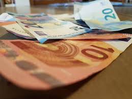 En cas d'urgence, on peut retirer une grande somme d'argent en liquide auprès des guichets de sa banque ou des distributeurs automatiques dans la rue. La Fin Du Cash