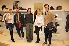 1978 überkam ihn die idee, cashmere in einer vielzahl an farbnuancen anzubieten und gründete eine kleine firma mit strickmaschinen. Shopping Maximilianstrasse Brunello Cucinelli Store Aperitivo Italiano Event Am 06 09 2017