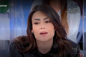 Uomini e Donne Luca e Carmen, al web la corteggiatrice non piace «Ma quanti  anni ha?»