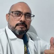 ostiones empacados, cada frasco tiene casi 4 docenas y tiene un precio de  120 pesos