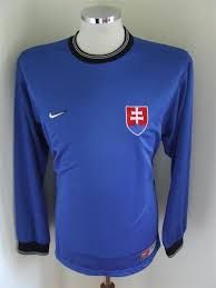 Whatever country you support we have the right shirt for you here in our rest of the world football shirt store. Slovakia Home Fussball Trikots 2000 2002
