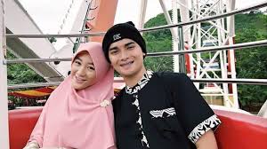 Alvin menikahi seorang mualaf keturunan tionghoa bernama larissa chou yang usianya dua tahun lebih. Alvin Faiz Dan Larissa Chou Dikabarkan Cerai Ini Kata Pihak Pengadilan Showbiz Liputan6 Com