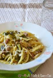 Pasta Con Ragu Bianco Di Zucchine Le Ricette Di Simo E Cicci Ricetta Ricette Pasti Italiani Pasta Con Carne Macinata