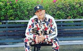 El hermano was personally trained by the regla de todos to replace him, a fact that el grande padre resented, which is why he killed the regla de todos while el hermano was away. P Kotsmjvczgam