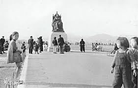 1950年代末落成不久的維多利亞公園 沒有什麼康樂設施 除了有戰後日本歸還的維多利亞女皇銅像坐鎮 就是廣闊的草地 圖 香港社會發展回顧項目