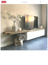 Long Banc En Bois Type Brut Qui Finit En Table Avec 3 Lampes Suspendues Au Dessu Elke Lippert Decoration Meuble Tv Decor Salon Maison Deco Maison