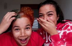 Lexy Chaplin przefarbowała brata. Efekt? Włosy trzeba było zgolić na zero