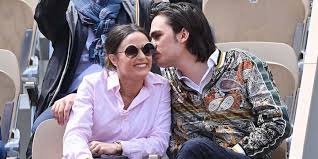 Près de deux mois plus tard, la voilà blessée, avec une minerve. Capucine Anav And Alain Fabien Delon Are Very Accomplices At Roland Garros