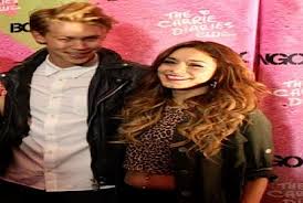 858 x 1024 jpeg 177 кб. Dishing Diva Vanessa Hudgens And Austin Butler Night Of Pda At Carrie Diaries Season 2 Premiere Divagalsdaily